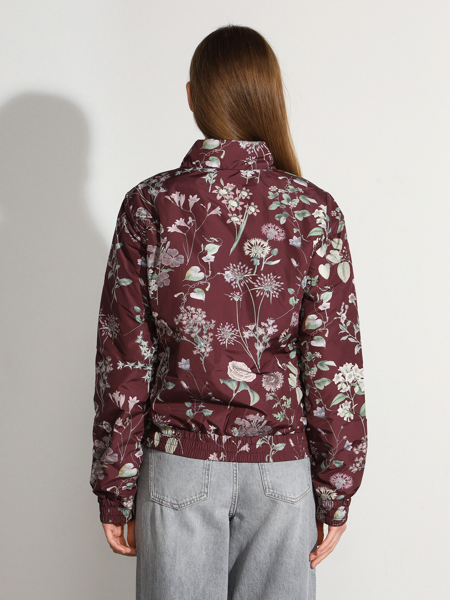 Куртка бордового цвета с цветочным принтом